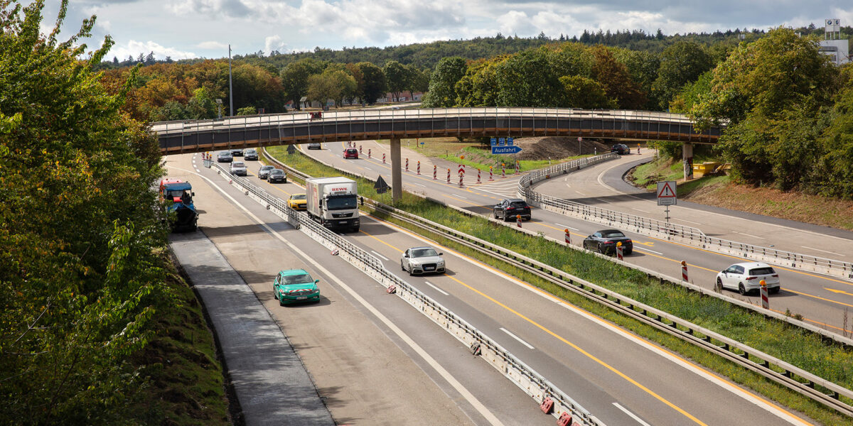 Die als reine Gehwegbrücke ausgewiesene Überquerung führt bei Stuttgart-Vaihingen über die A831, Deutschlands kürzester Autobahn. Foto: Schöck Bauteile GmbH