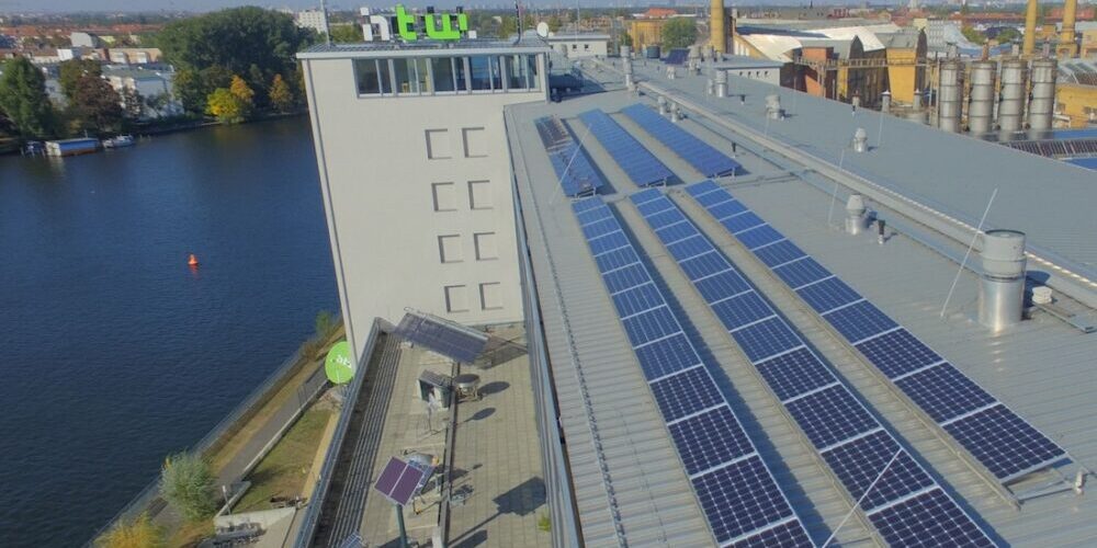 Photovoltaik-Anlagen auf einem Dach am Campus Wilhelminenhof der HTW Berlin