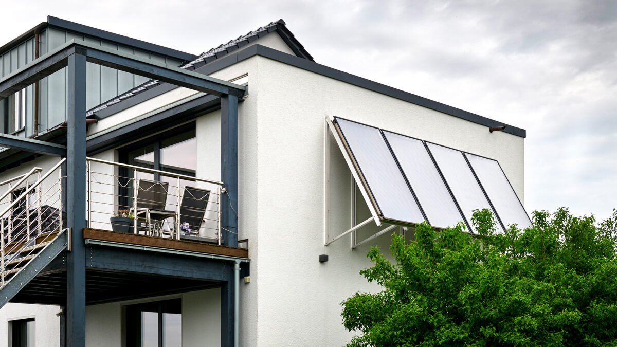 Im Rahmen des letzten Umbaus mussten die auf dem Dach befindlichen Solarthermie-Module an die Fassade „umziehen“. Foto: Wolf GmbH