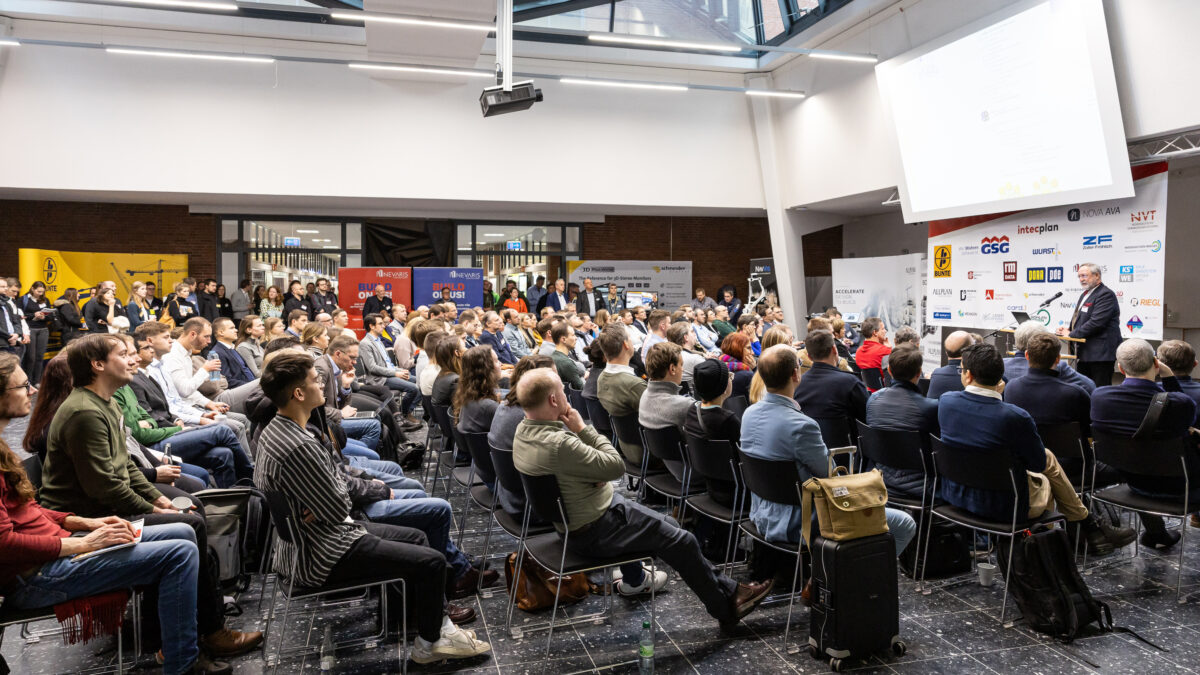 Der Lichthof am Campus Oldenburg war gut gefüllt: Über 450 Anmeldungen hatten das Organisationsteam erreicht. Foto: Andreas Rothaus / Jade Hochschule