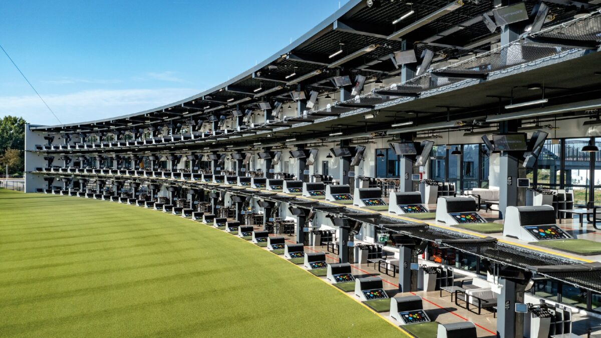 Abschlag frei: Von über 100 Plätzen aus können die Golfbälle auf ein 200 Meter langes Außenfeld abgeschlagen werden. Foto: Mitsubishi Electric