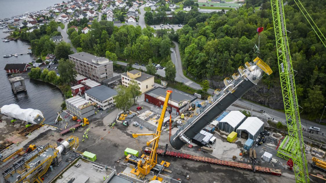 In Brevik, Norwegen, wurde im Sommer 2023 der Absorber, das Herzstück der CCS-Anlage auf dem Gelände des Zementwerks von Heidelberg Materials installiert. Foto: Heidelberg Materials