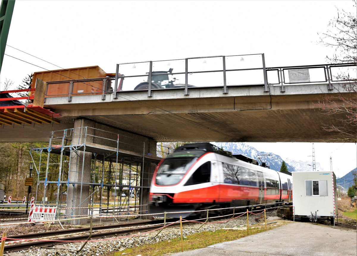 Die Brücke in Bad Reichenhall konnte bei laufendem Verkehr verstärkt werden. Foto: Würth