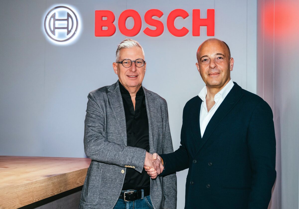 Vereinbarten projektbezogene Zusammenarbeit ihrer Unternehmen: Dr. Johannes-Jörg Rüger (li.), CEO Bosch Engineering GmbH und Cosimo De Carlo, CEO EDAG Group. Foto: EDAG