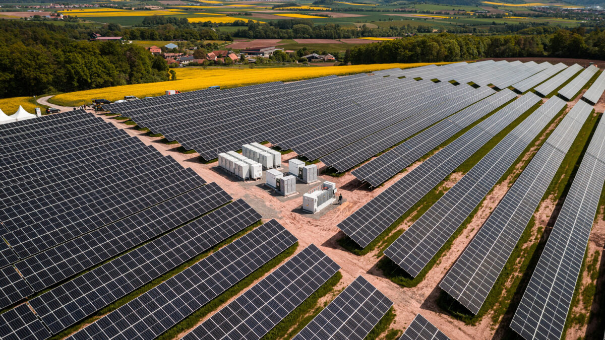 Rolls-Royce und das Projektentwicklungsunternehmen Abo Wind haben Ende Mai 2023 in Leutershausen bei Bad Neustadt in Bayern ein Batteriegroßspeichersystem von mtu in einem Solarpark in Betrieb genommen. Foto: Rolls-Royce Power Systems
