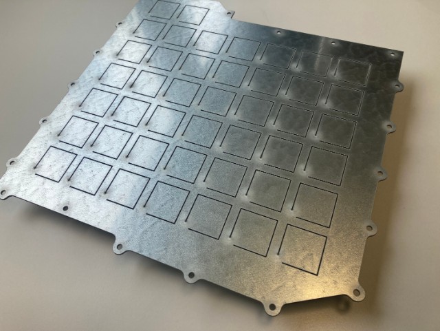 Ein Gehäusedeckel mit integrierter Metamaterialstruktur bietet ein gegenüber konventionellen verbessertes Transmissionsverhalten bei gleichzeitiger Gewichtsreduktion. Foto: Fraunhofer IBF