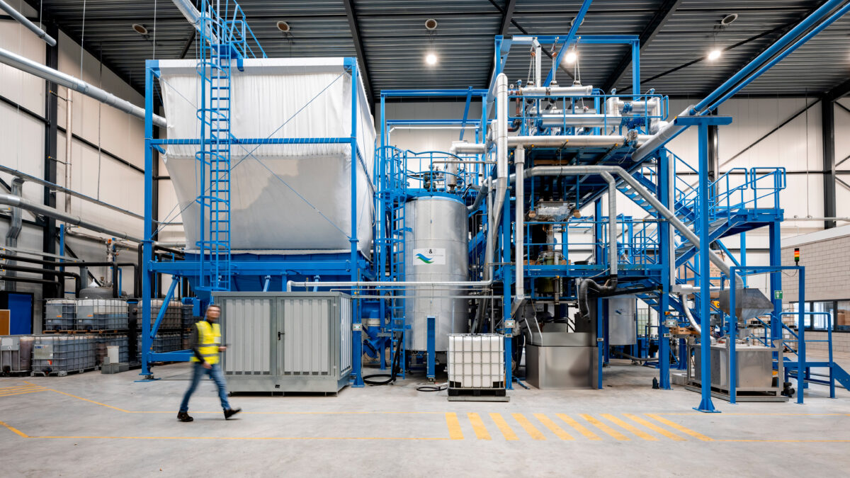 Diese Anlage der niedersächsischen H&S Anlagentechnik GmbH zum Reycling ausgedienter Matrazen aus Polyurethan-Schaum steht beim niederländischen Recycler RetourMatras. Foto: H&S Anlagentechnik