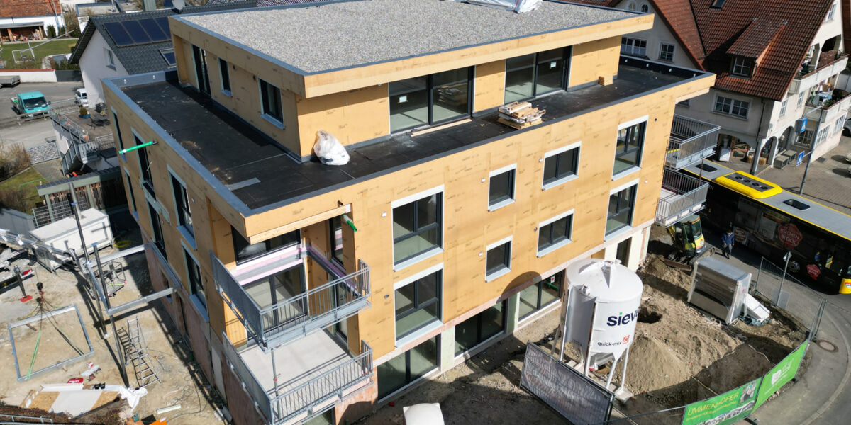 In der oberschwäbischen Gemeinde Ostrach ist jetzt ein Wohn- und Geschäftshaus entstanden, bei dessen Errichtung fast nur Holz zum Einsatz kam. Foto: best wood Schneider GmbH