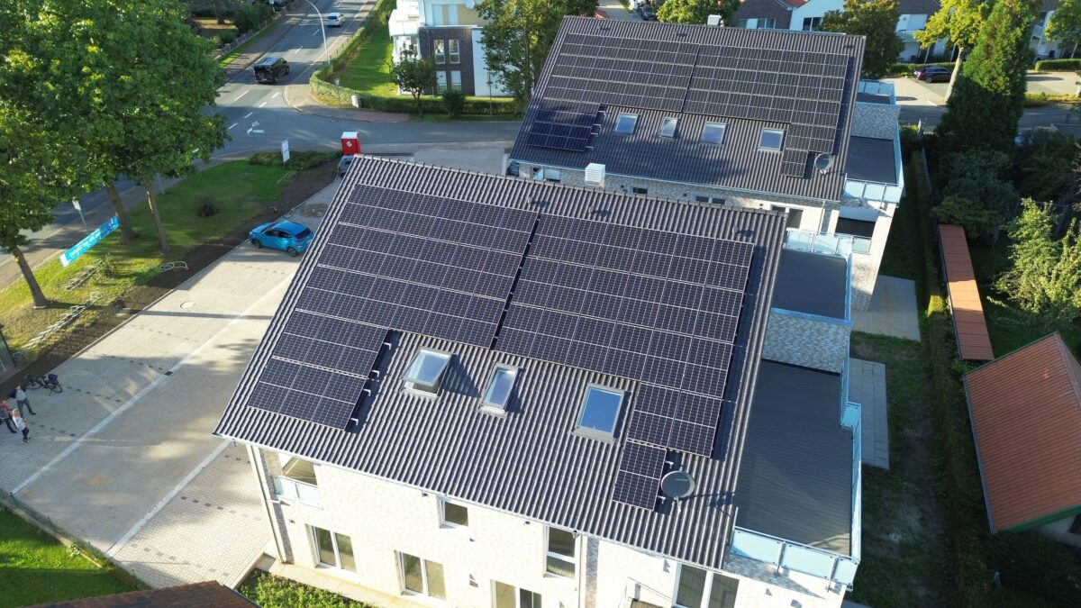 Groß dimensioniert: Zwei Photovoltaikanlagen mit einer gemeinsamen Leistung von 38,8 kWpeak sorgen für regenerativen Strom. Foto: Brötje 