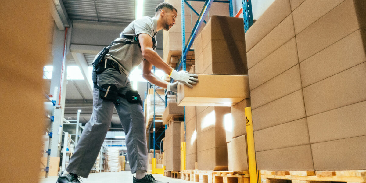 Das leichteste Rücken-Exoskelett seiner Art entlastet Mitarbeitende in Industrie und Logistik. Auf der Hannover Messe kann es getestet werden. 
Foto: Suitx by Ottobock 