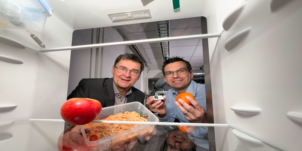 Andreas Schütze (l.) und Christian Bur arbeiten mit Partnern aus Wissenschaft und Industrie an praxistauglichen Verfahren, um die Qualität von Lebensmitteln zu überwachen. 
Foto: Iris Maurer 