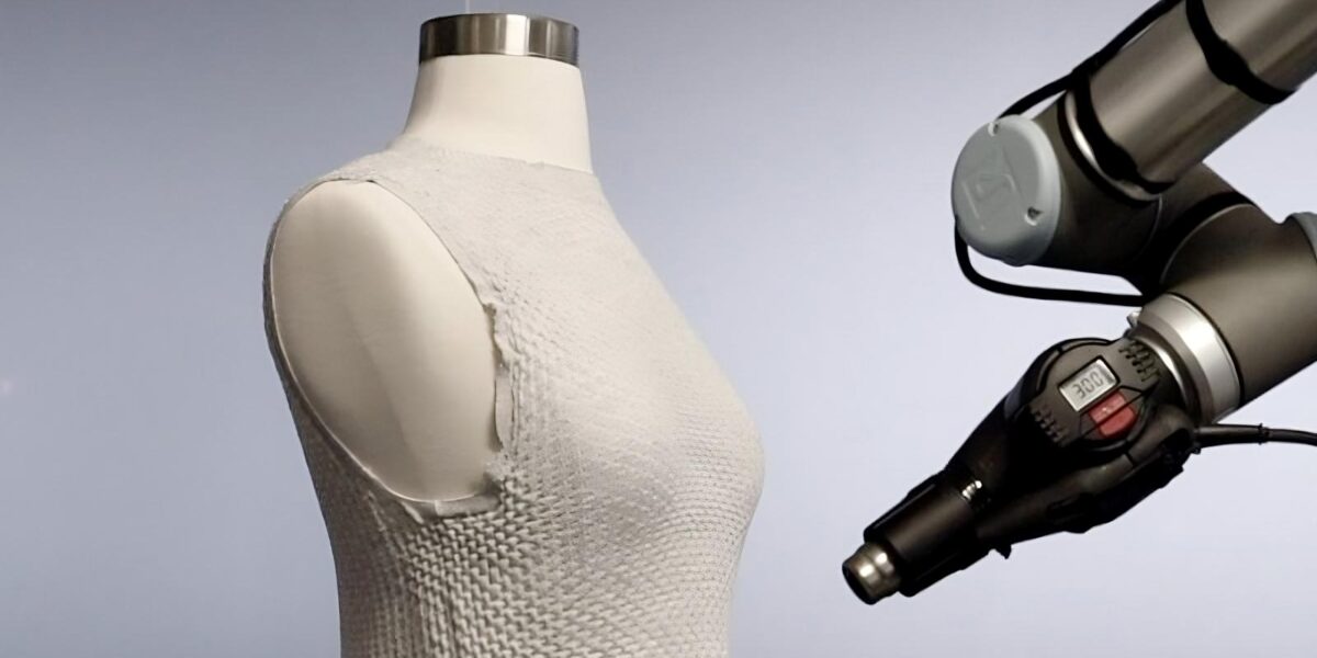 Mithilfe eines Roboters und von Wärme lässt sich das Design des Kleides individuell anpassen. Foto: Self-Assembly Lab des Massachusetts Institute of Technology (MIT) 
