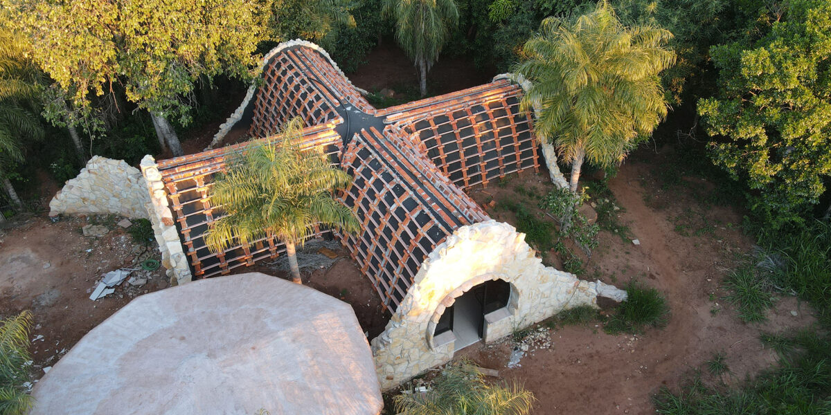 Bei den Hobbithäusern im Valle Tucán, entworfen vom Architekten Gernot Minke, erfolgt die Vorreinigung des häuslichen Abwassers in bewährten Dreikammergruben. Das gereinigte Wasser wird anschließend über ein Rohrsystem gleichmäßig auf dem Dach verteilt. Foto: dvfsfd | Janisch & Schulz