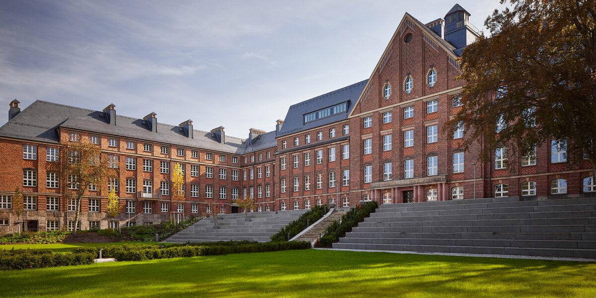 Der 2022 abgeschlossene Umbau des Fritz-Foerster-Baus der TU Dresden wurde mit dem Deutschen Hochschulbaupreis 2024 ausgezeichnet. Architektur: Code Unique Architekten GmbH / Foto: Albrecht Voss