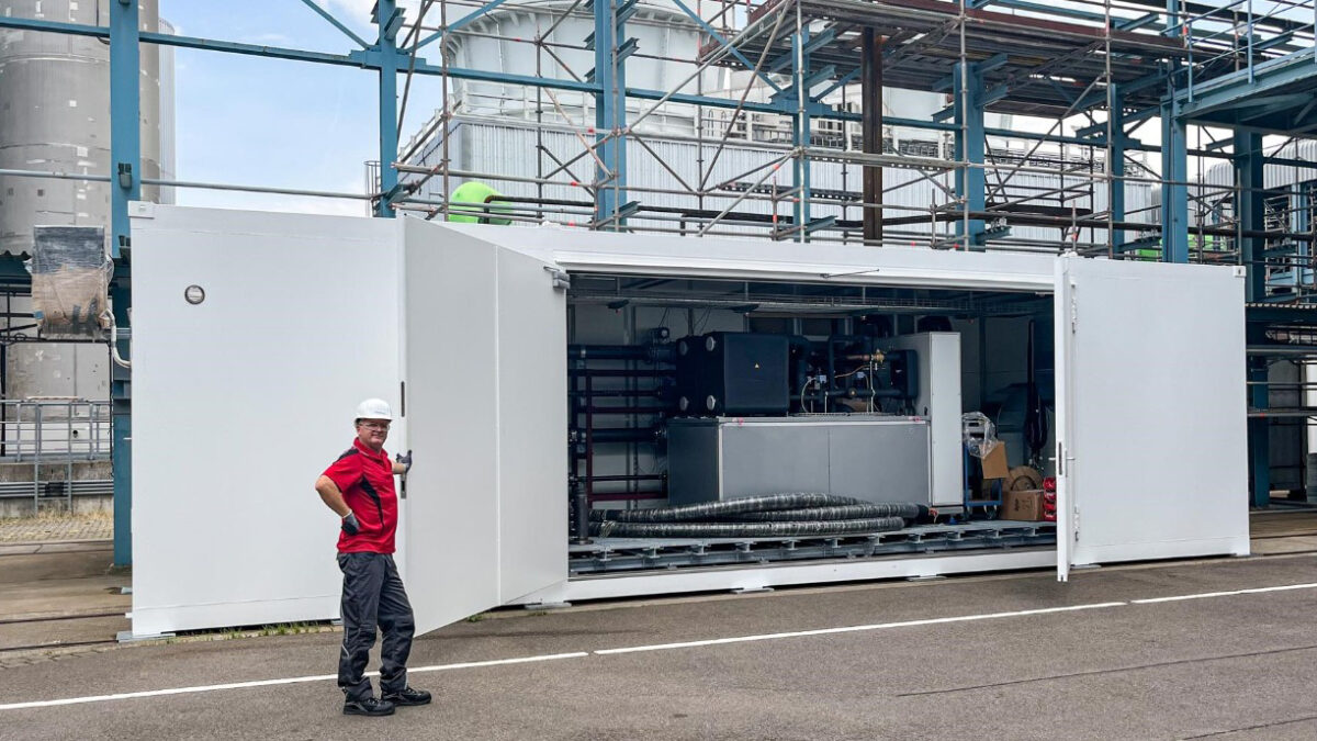 Mitte Oktober 2023 hat das Fraunhofer IEG einen Forschungs- und Erprobungsprüfstand für Großwärmepumpen der Megawattklasse auf dem Gelände des Heizkraftwerk Süd in Cottbus in Betrieb genommen. Foto: D. Zocher/Fraunhofer IEG