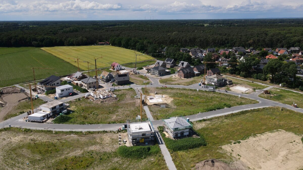 Im Neubaugebiet „In de Brinke“ im Norden von ­Warendorf entstehen auf rund 200 Baufeldern Ein-, Zwei- und Mehrfamilienhäuser. Foto: André Auer