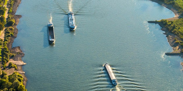 Eine neue Initiative will die Vernetzung von See- und Binnenhäfen vorantreiben und dafür den Datenfluss zwischen den am Rhein angeschlossenen Binnenhäfen und den niederländischen Seehäfen beschleunigen. Foto: duisport/Hans Blossey