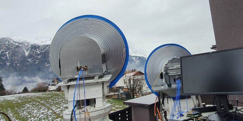 Richtfunkantennen der 6G-Mobilfunkanlage in den Alpen