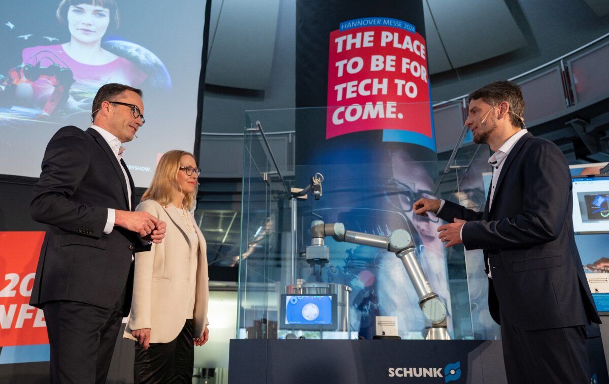 (v.l.n.r.): Dr. Jochen Köckler, Chairman of the Managing Board, Deutsche Messe AG; Gunnhild Brumm, Country Manager, Innovation Norway und Timo Gessmann, Chief Technology Officer, Schunk SE & CO. KG. Foto: Deutsche Messe AG