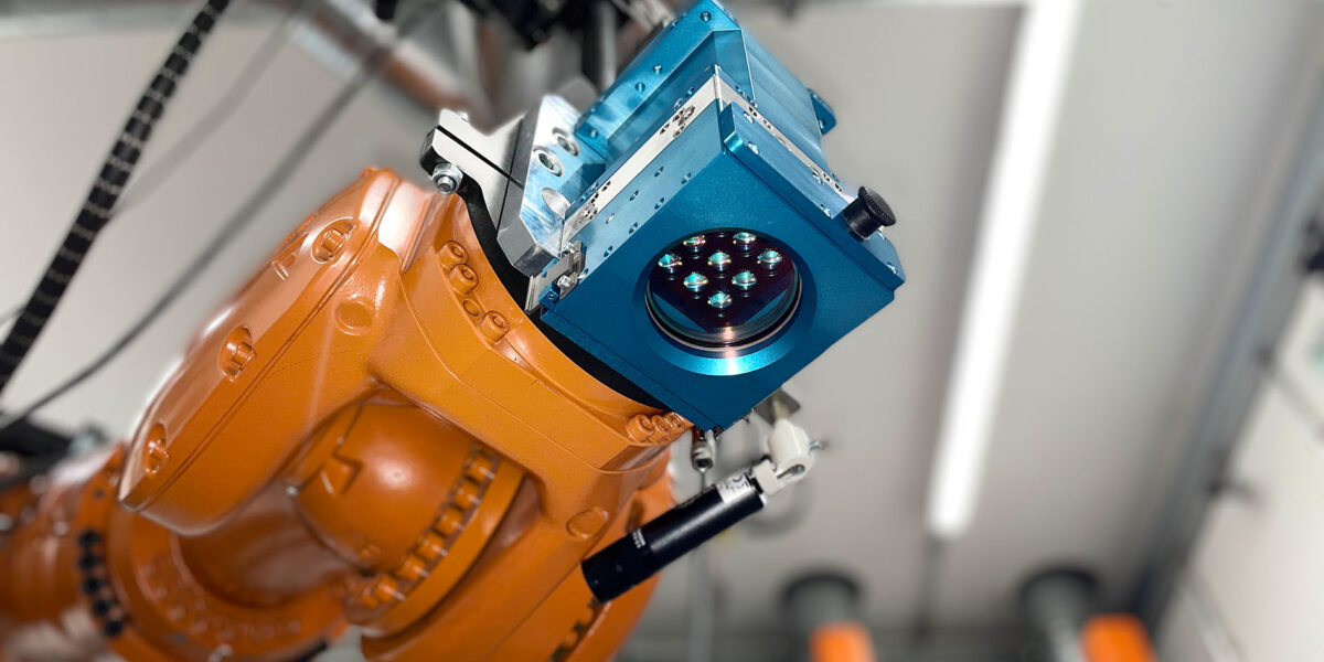 „Multispot“ an einem Roboter: Die Optik nutzt eine Matrix aus 3x3 Laserdioden, die einzeln ansteuerbar sind, wodurch die Intensitätsverteilung im Laserfokus sehr flexibel bestimmt werden kann. Foto: LMB Automation 