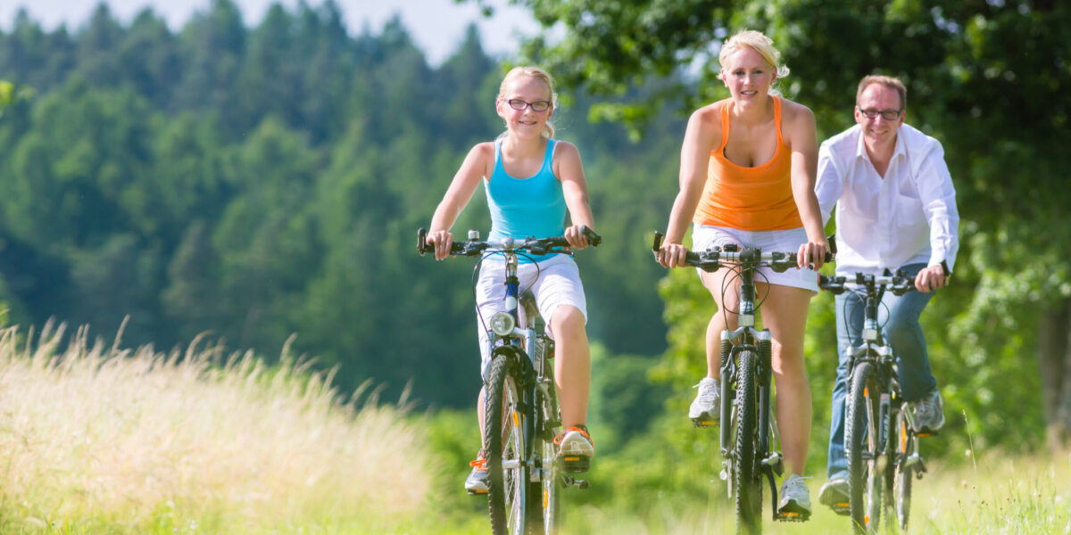 Familie auf dem Fahrrad