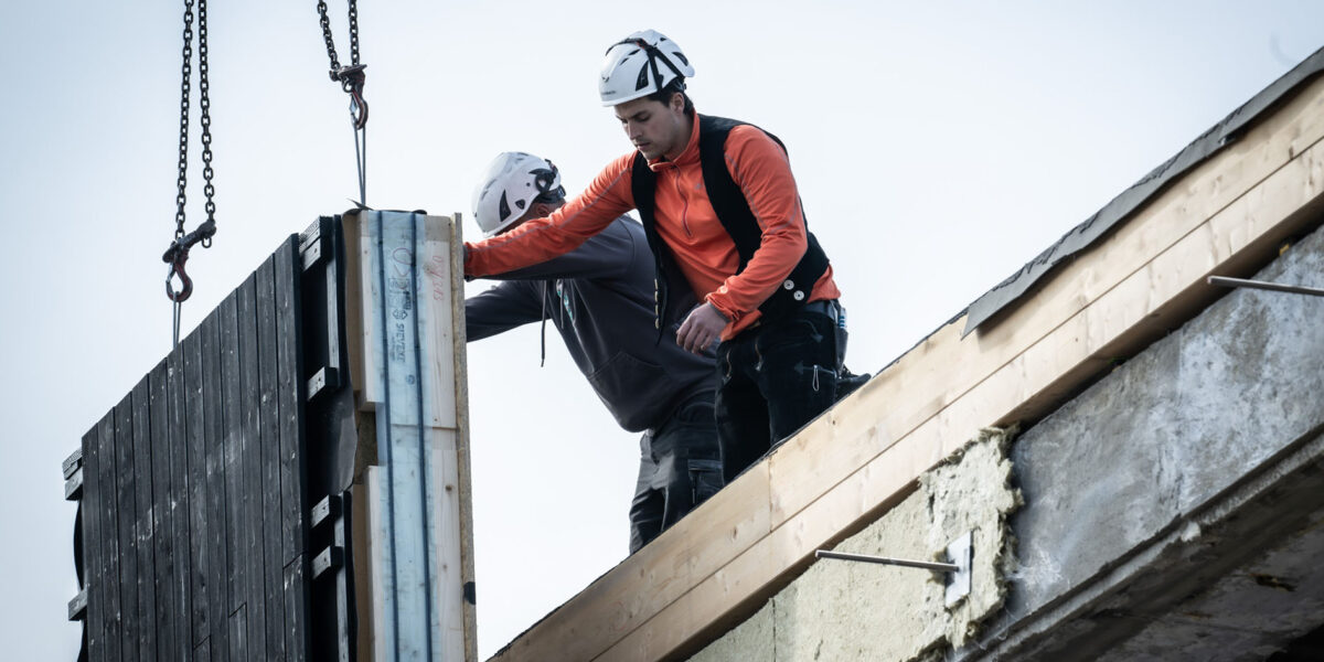 In Charlottenburg lässt die Berliner Immobilienmanagement (BIM) derzeit die bundesweit erste Feuerwache seriell sanieren. Das Gebäude erhält eine neue Gebäudehülle mit 86 einzelnen Fassadenelementen. Bild: dena|Claudius Pflug