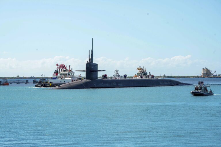 Das ballistische Raketen-U-Boot der Ohio-Klasse USS Louisiana (SSBN 743) (Gold Crew) läuft in den Marinestützpunkt Guam ein