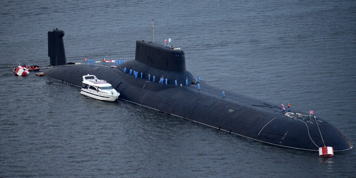 Das Atom-U-Boot TK-208 Dmitry Donskoy der russischen Marine läuft in den Marinestützpunkt Leningrad ein. Es war das Leitschiff der Typhoon-Klasse