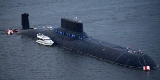 Das Atom-U-Boot TK-208 Dmitry Donskoy der russischen Marine läuft in den Marinestützpunkt Leningrad ein. Es war das Leitschiff der Typhoon-Klasse