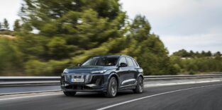 Der Audi Q6 e-tron auf der Straße