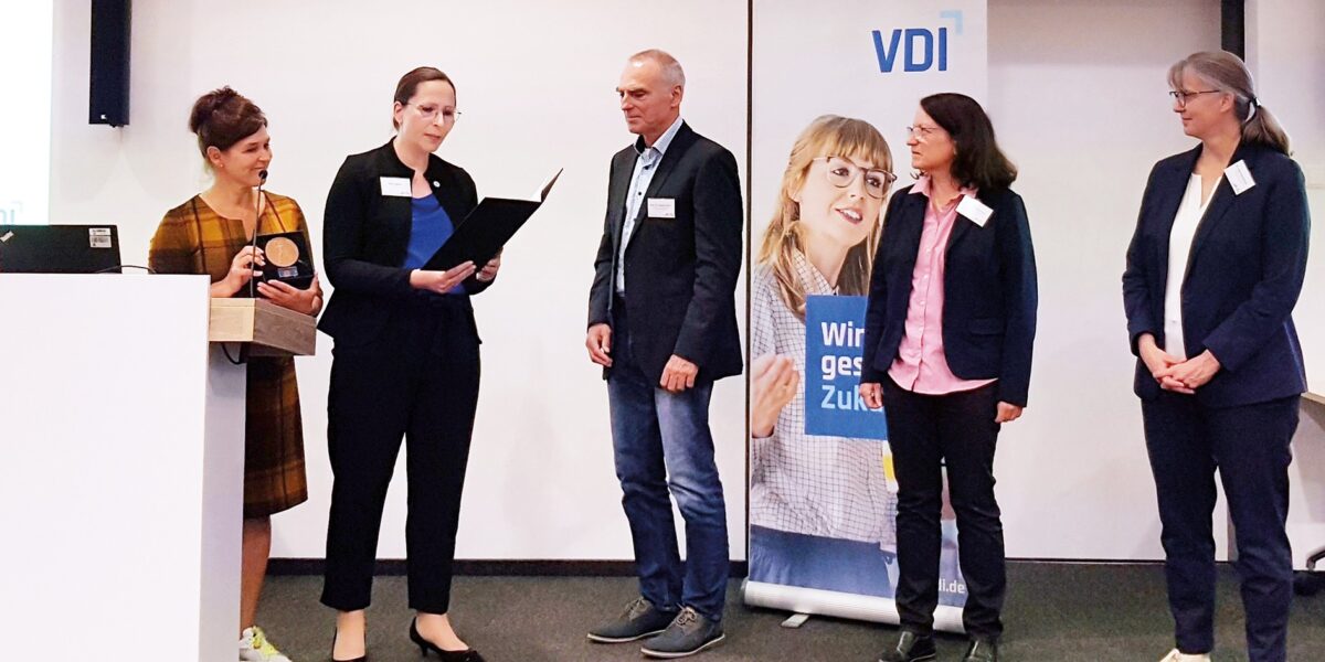 Verleihung der VDI-Ehrenplakette durch (v.l.n.r.) Dr. Anke Niebaum und Ruth Heesen (beide VDI) an Prof. Dr. Roland Klein (Universität Trier), Prof. Dr. Ute Windisch (TH Mittelhessen) und Dr. Katja Hombrecher (LANUV NRW). Foto: VDI / Heesen
