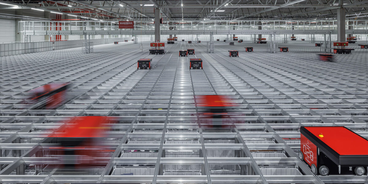 Robotik und Cube-Storage-Systeme - wie etwa das System des Herstellers AutoStore - können Unternehmen dabei helfen, effizienter zu werden und Kosteneinsparungen zu realisieren. Foto: www.cornelisgollhardt.de