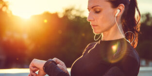 Frau prüft Fitness-Tracker