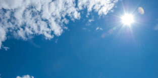 Himmel mit Sonne und wenig Wolken