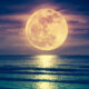 Supermond über dem Meer