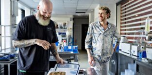 Zwei ehemalige Sterneköche arbeiten gemeinsam in einem Forschungslabor