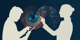 Zwei Menschen zeigen auf eine Art Zahlencode, das Bild soll das Zusammenspiel von Mensch und KI symbolisieren.