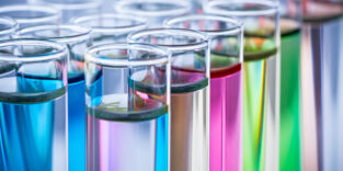Reagenzgläser mit verschiedenen bunten Chemikalien.