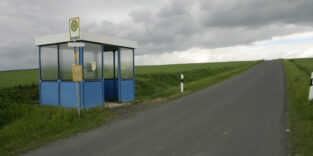 Eine Bushaltestelle auf dem Land