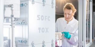 Forscherin bedient die Demonstrationsanlage zur CO2-freien Stromerzeugung mit Ammoniak