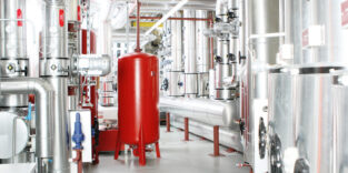 Rohrleitungen, die ein großes Gebäude effizient mit Wärme versorgen.