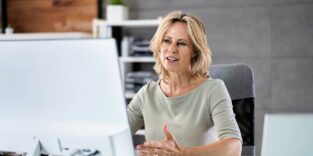 Über 50-jährige am Schreibtisch