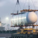 Ein Wasserstoffbehälter wird auf ein Schiff verladen.