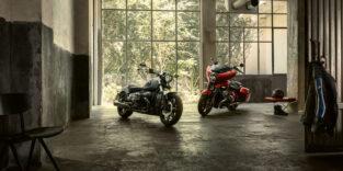 Zwei neue BMW-Motorräder in einer Halle.