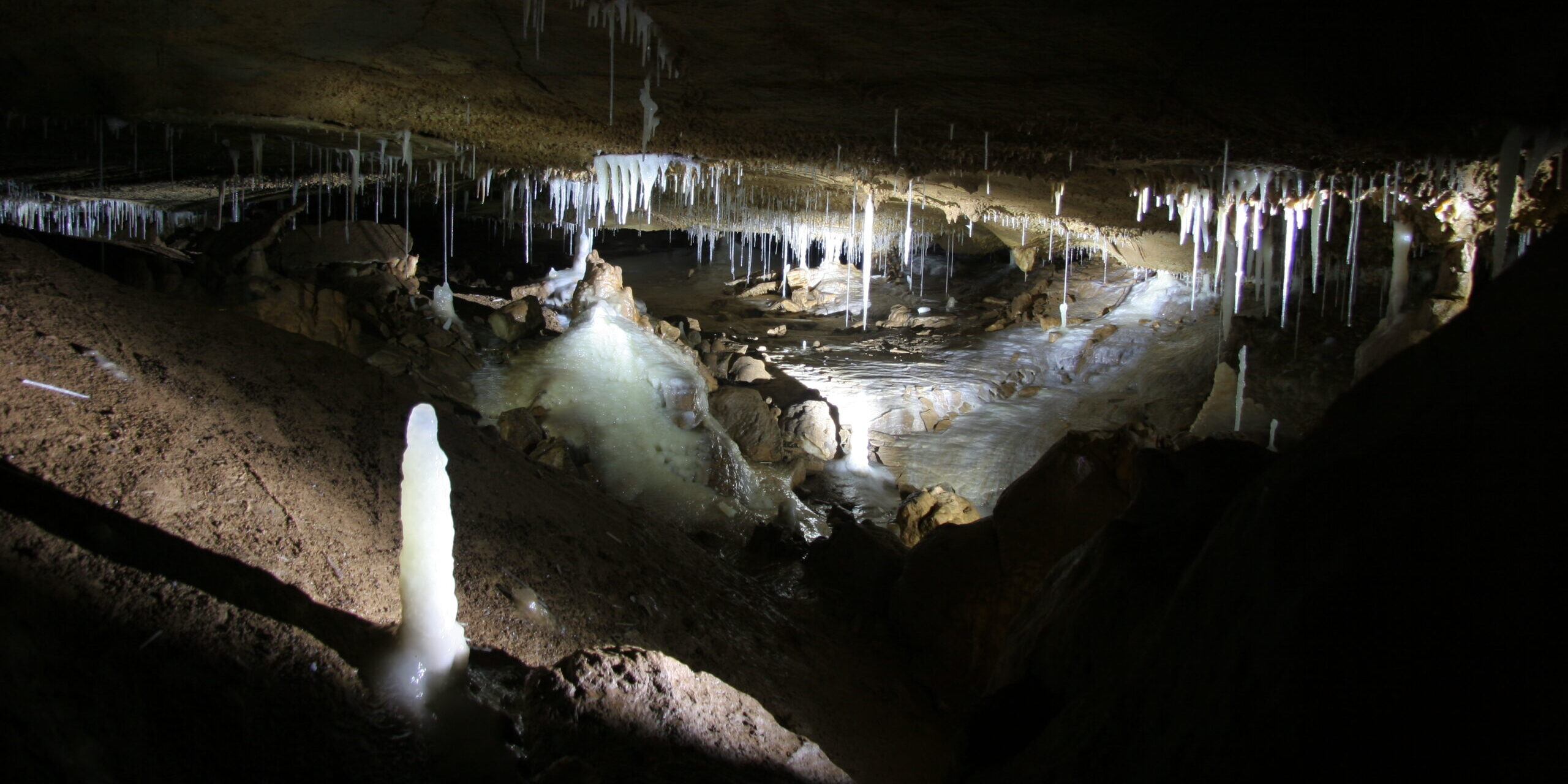 Hessener Höhle enthüllt Spuren des Laacher-See-Vulkan-Ausbruchs