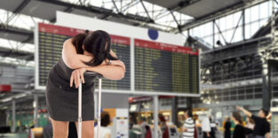 verzweifelte Frau am Flughafen