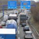 Blick auf eine Autobahn in Deutschland mit dichtem Verkehr. Rechts zweigt eine Abfahrt ab.