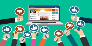 Symbolbild, auf dem ein Notebook in der Mitte zu sehen ist. Darum befinden sich Hände, die eine Schild hochhalten. Es gibt Schilder, auf denen der Daumen nach oben zeigt, auf anderen zeigt er nach unten.