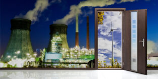 Ein Kraftwerk und im Vordergrund eine geöffnete Tür mit einem Windrad dahinter.