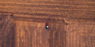 Luftaufnahme einer Ackerfläche.